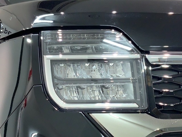 LEDヘッドライトは、点灯の瞬間から最大光量を発揮し、突然暗くなるトンネルなどでの安定感を高めます。