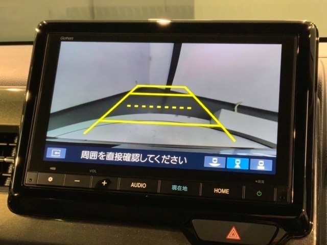 リバースギアに入れるだけで後方の表示へ切り替わります。夜間や雨の日の駐車も楽になりますよ。