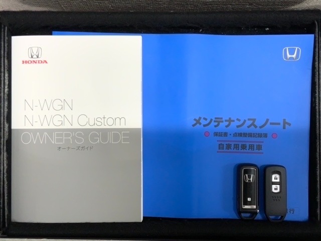スマートキーは鍵をバッグに入れたままでもドアロックの開閉やエンジンのON・OFFができます。夜間や雨の日も鍵を探さなくて良いので便利です。