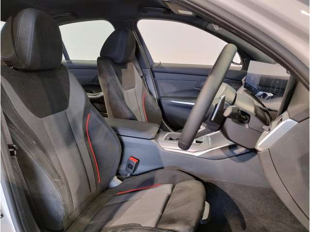 【コックピットシート】BMW車の主役席。車体中央にくる様に配置し車両重心とが一致する事でドライバーと車との一体感あるドライビングを実現。人間工学に基づき形成した形状が長時間のドライブ疲労も軽減します！