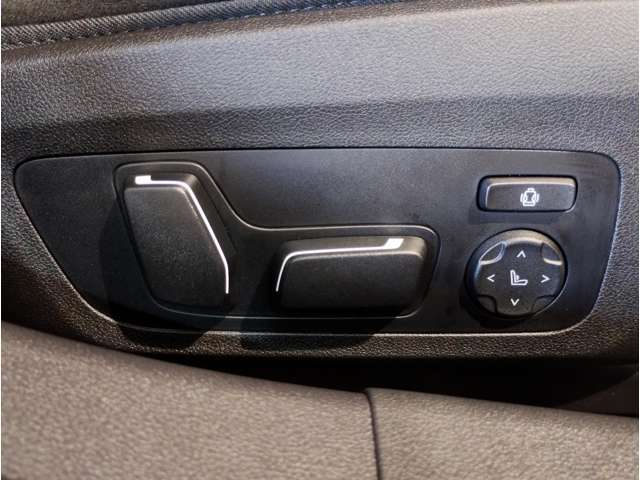 【コックピットシート】BMW車の主役席。車体中央にくる様に配置し車両重心とが一致する事でドライバーと車との一体感あるドライビングを実現。人間工学に基づき形成した形状が長時間のドライブ疲労も軽減します！
