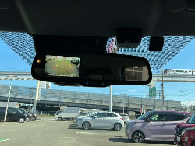 ルームミラーに映像を表示。モニターとミラーが同じ視線で確認できるので使い勝手にも優れてます。