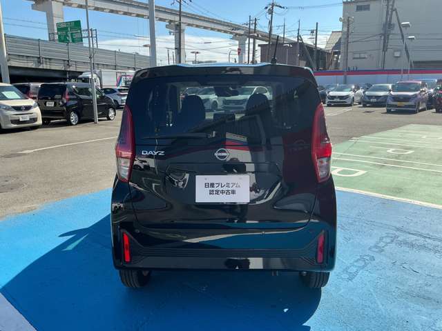 障害物を感知すると、ブザー音で知らせてくれる前後コーナーセンサー付！