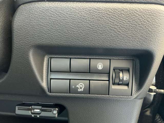 停車中でもエンジンがかかっていればガソリンは消費されてしまいます。ガソリン節約のためアイドリングストップがついています。