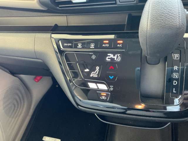 オートエアコンなので温度設定をしておけば後は自動で風量調節してくれます 操作もワンタッチでOKです。