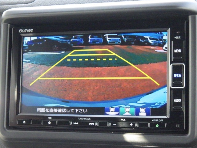 ★バックモニター搭載★ バック時目視しにくいクルマの周囲をカメラで映し出し、安全・安心駐車をサポート♪バックの苦手な方も後ろがハッキリ見えるので安心です☆