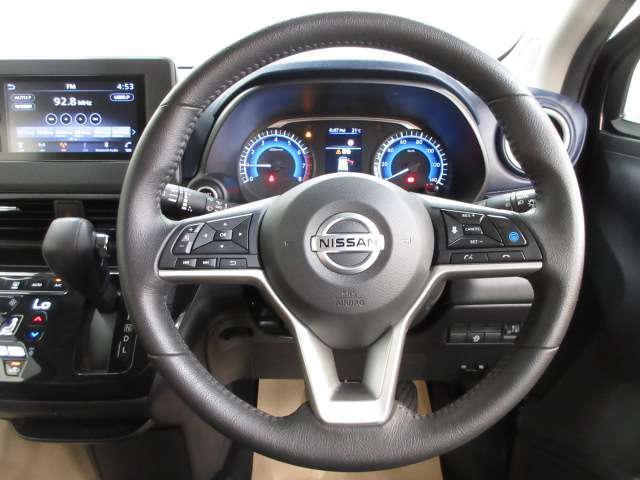 運転が楽しくなる明るく開放的な運転席まわりです。
