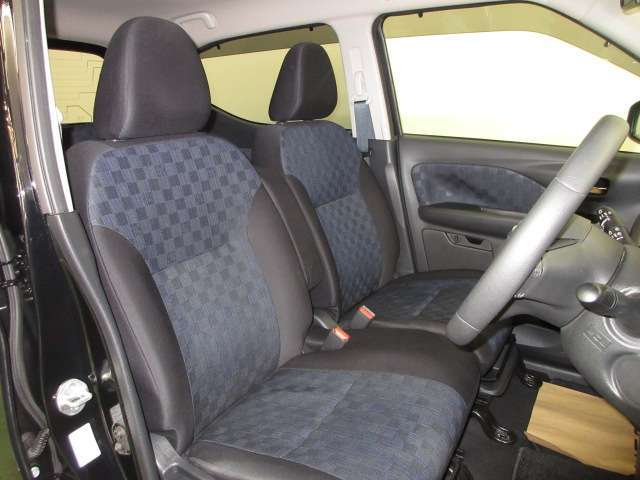 ドライバー目線で、使いやすく安全操作性と良好な視界を実現した運転席です。