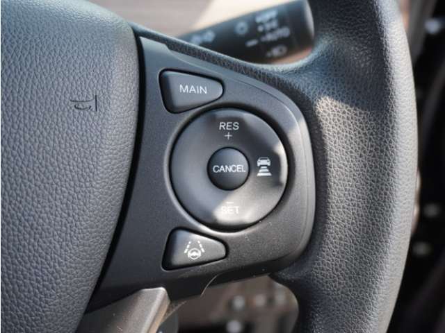 【アダプティブクルーズコントロール】予め設定した車速内でクルマが自動的に加減速。前走車との適切な車間距離を維持しながら追従走行します。【LKAS】車線維持支援システムでステアリング操作を支援。