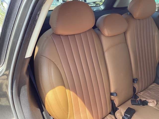 後部座席の写真になります。