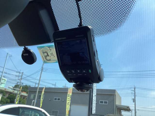 サンバイザーの内側にはミラーがついております。車から降りる前にちょっと身だしなみチェックするのに便利ですよね^^