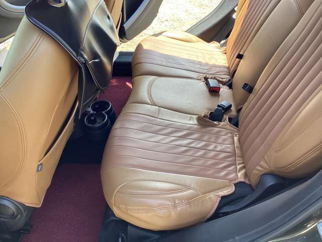 後部座席の写真になります。