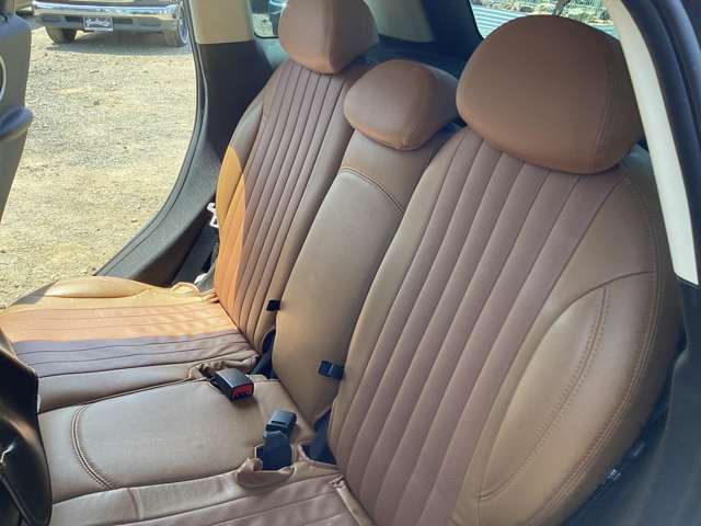 後部座席の写真になります。