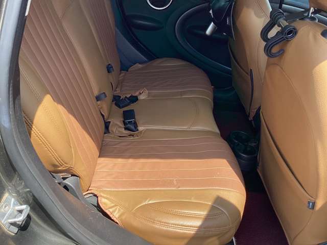 後部座席の写真になります。