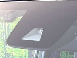 【ホンダセンシング】走行中に前方の車両等を認識し、衝突しそうな時は警報とブレーキで衝突回避と被害軽減をアシスト。より安全にドライブをお楽しみいただけます。