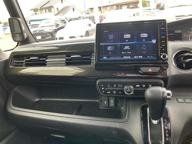 助手席のグローブボックスになります！車検証入れやそのほかの小物の収納に役立ちそうですね☆