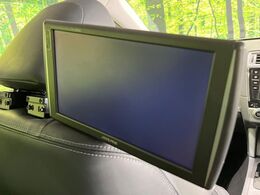 【後席モニター】家族や友人とお出かけする機会が多い方に大人気の後席モニターを装備！見やすい位置に画面がありテレビやDVDの視聴も快適！友達もお子様も、後席にしか乗らなくなるかも？？