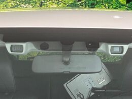【アイサイトVer3】前方の車両等を検知し、衝突しそうな時は警報で注意を促し、ブレーキを踏む力をサポート。ブレーキを踏めなかった場合は衝突被害軽減ブレーキが作動、衝突回避をサポートします。