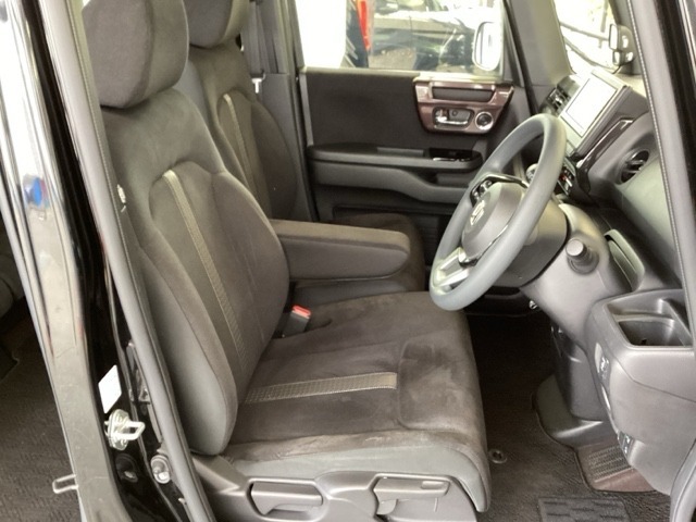 フロントは助手席と繋がったベンチシートです。運転席は、高さを調整できるハイトアジャスター付きです。
