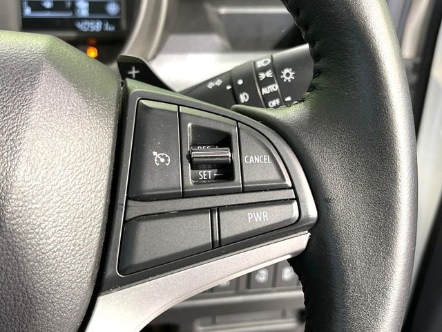 【クルーズコントロール】高速道路もラクラク走行。アクセルを離しても一定速度で走行ができ、長距離運転時の負担を軽減！加速・減速も簡単なスイッチ操作で調整できます。