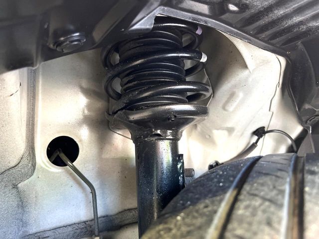 お車を安心してお乗りいただく為には、足回りの定期点検が欠かせません。サービスサポート（有償保証）では無料点検もご提供しており、安心のカーライフをお過ごしいただけるサポート体制が整っています。