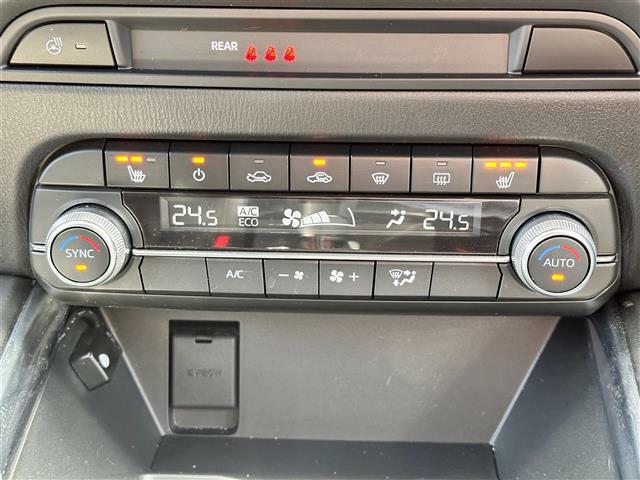 【デュアルエアコン】左右独立で温度調整ができ、快適な車内温度を保ってくれます♪