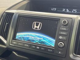 【純正ナビ】人気の純正ナビを装備。オーディオ機能も充実しており、Bluetooth接続すればお持ちのスマホやMP3プレイヤーの音楽を再生可能！毎日の運転がさらに楽しくなります！！