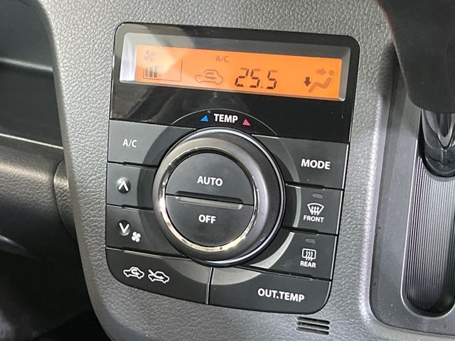【オートエアコン】一度お好みの温度に設定すれば、車内の温度を検知し風量や温度を自動で調整。暑い…寒い…と何度もスイッチ操作をする必要はありません。快適な車内空間には必須の機能ですね♪