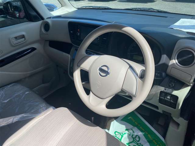 運転席　インパネシフトで足元　インパネ廻りの画像です。