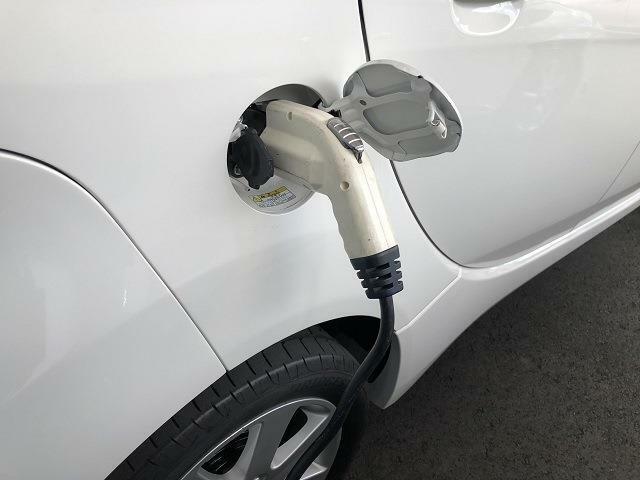 電気自動車は給油口代わりに充電口が取り付けられています。充電ケーブルを差し込んで電気補充してください。充電ケーブル有り