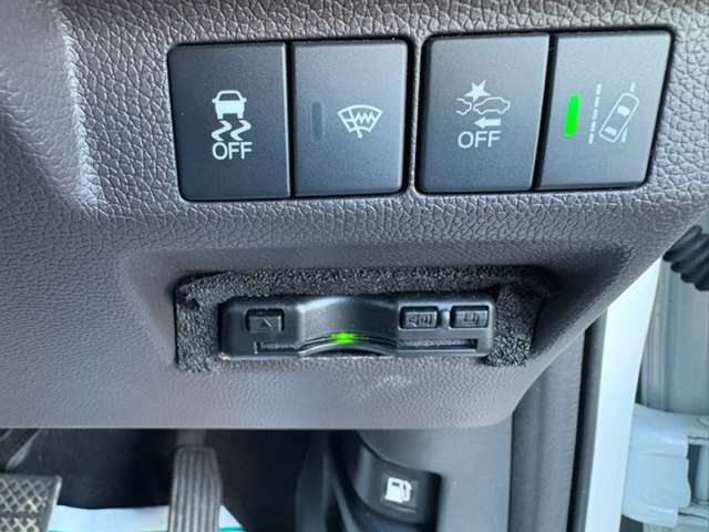 「衝突被害軽減ブレーキ」　前方の自動車等をカメラやレーダーなどで検知し、衝突するおそれがある場合には、警報やブレーキ力制御により衝突回避操作を補助します♪