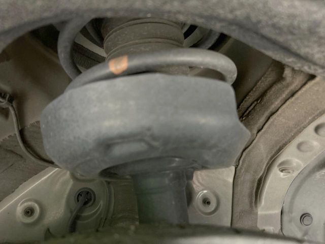 お車を安心してお乗りいただく為には、足回りの定期点検が欠かせません。サービスサポート（有償保証）では無料点検もご提供しており、安心のカーライフをお過ごしいただけるサポート体制が整っています。