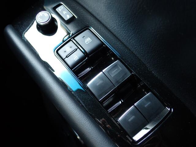 ★とっても便利なスマートキーシステム装備★携帯するだけでドア等の施錠・開錠・エンジン始動が可能なスマートキーシステムです。