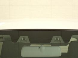 「デュアルカメラブレーキサポート」を装備しています。2つのカメラで、車や人を検知し、衝突の危険が高まると自動でブレーキをかけ衝突の回避または被害軽減に貢献します。