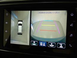 前後左右4つのカメラを装備。ディスプレイ上で上から見たような映像を確認でき、駐車をサポートします。