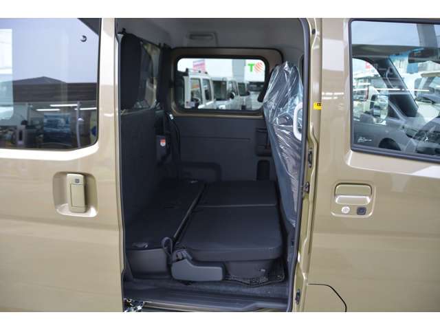 後席の椅子を倒せば大きな荷室が出現します！https：//carscafe-carbell.com　カーズカフェ公式ホームページもご覧ください。　「　カーズカフェ　」　で検索＾＾