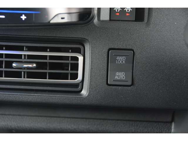 3モードを選択できる電子制御式4WD！通常走行で使用する「2WD」に加え、路面状況に応じて駆動力を制御する「4WD　AUTO」、キャンプ場など未舗装路で力を発揮する「4WD　LOCK」に切り替えできる(電子制御式4WD)搭載♪