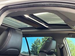 【パノラマルーフ】大型のガラスルーフ搭載で車内の解放感が一気にアップ！開放的なドライブをお楽しみいただけます。