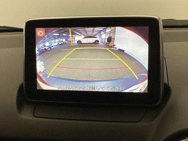 バックモニター付きで車庫入れもラクラク♪