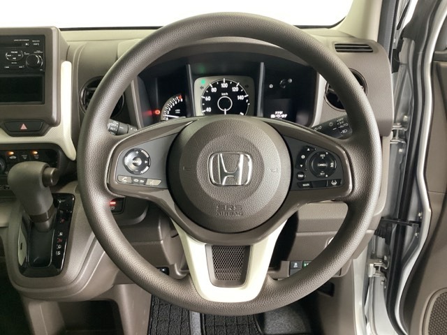 ハンドルにHondaセンシング系のクルーズコントロールやレーンキープアシストなどのスイッチと、オーディオの操作スイッチが装備されています。ハンドルから手を離さず安全に操作できます。