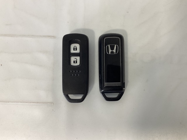 スマートキーを装備しています。鍵を差し込むことなくドアロックの開け閉めと、スタートボタン操作でのエンジンスタートができます。スペアキーも同じものを用意しております。