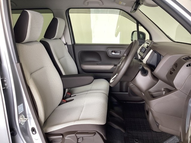 女性でも運転がしやすいように、シートの高さ調整機能（シートリフター）がついています。運転席と助手席の間が空いている為、助手席側への移動がスムーズです。交通量の多い道でも助手席側から乗り降りができます。