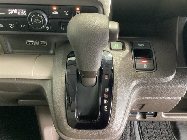 CVT車のセレクトレバーです。低速から高速まで、変速ショックのないスムーズな走りと、エンジン効率のよい領域を維持して燃費にも貢献します。サイドブレーキはスイッチ操作の電子制御パーキングブレーキです。