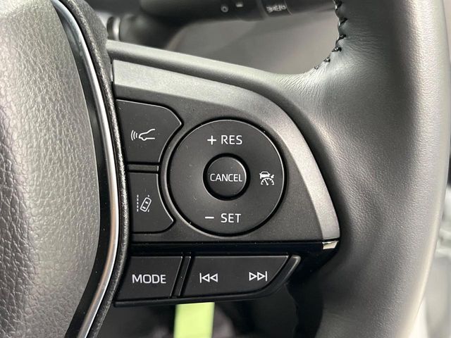 【レーダークルーズコントロール】高速道路での長距離走行が楽に！！自動で速度を保つクルーズコントロールが、衝突軽減システムと連携し、前方の車両を感知して車間を保つように速度調節してくれます！！