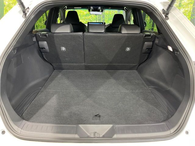 【パワーバックドア】スマートキーや運転席のボタンを押すだけでリアゲートが自動で開閉します！荷物を持っている時や、高い位置にあるバックドアを閉める際に便利な機能です♪