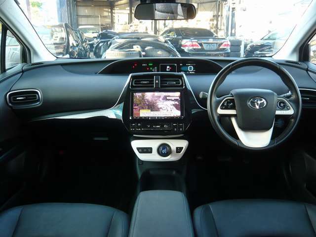ステアリングも荒れた部分なく、とても綺麗でございます♪ステアリングスイッチもあり、運転しながらのオーディオ操作も可能です♪