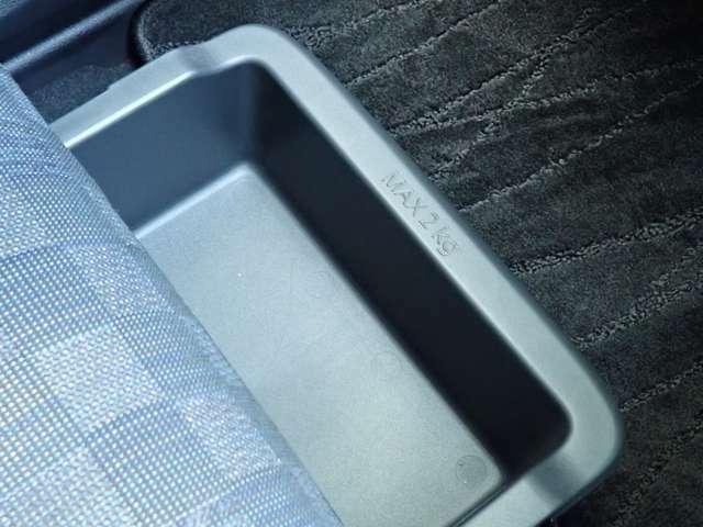 助手席シートの下にも収納があって便利。車内の整理整頓に役立ちます。