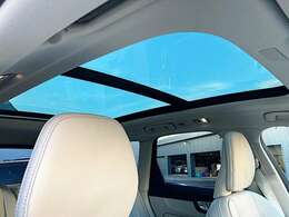 ◆チルトアップ機構付の電動パノラマサンルーフ。四季折々の空模様を、車内に取り込む贅沢なひととき