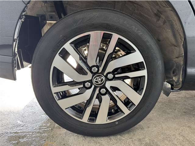 「トヨタ純正アルミホイール」を装着！純正なので車のデザインともマッチしています。高級感やスポーティーさを際立たせてくれます。