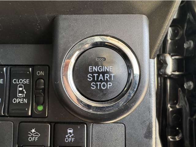 エンジンスタートボタンです。キーが車内にあれば、エンジンの始動・停止はブレーキを踏んでスイッチを押すだけ！キーを取り出す手間を省き、ワンプッシュでエンジンを操作するので簡単でスムーズです。